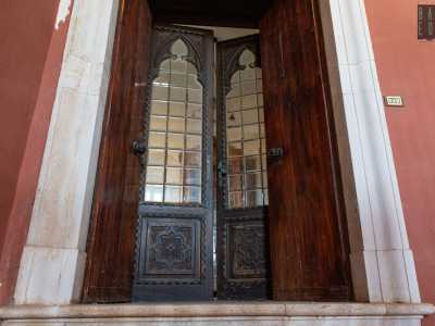 Percorriamo la scalinata che ci conduce davanti a un�elegante porta a vetri con legno intarsiato, che d� accesso al piano nobile di oltre 1000 metri quadri dove � ancora possibile scorgere i fasti di un tempo